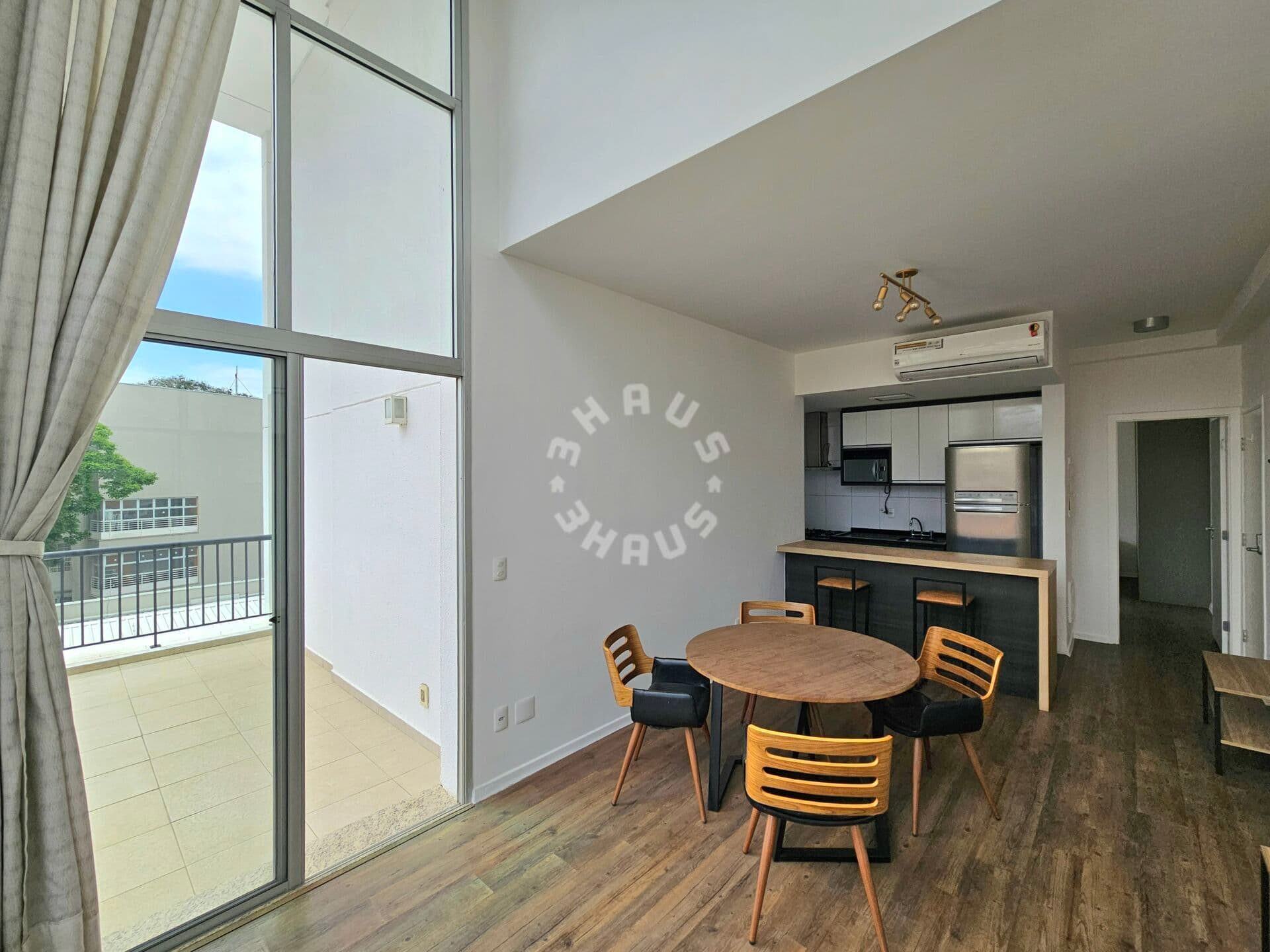 Apartamento no Brooklin, com 76m², 2 suítes, varanda. 2 vagas + depósito!