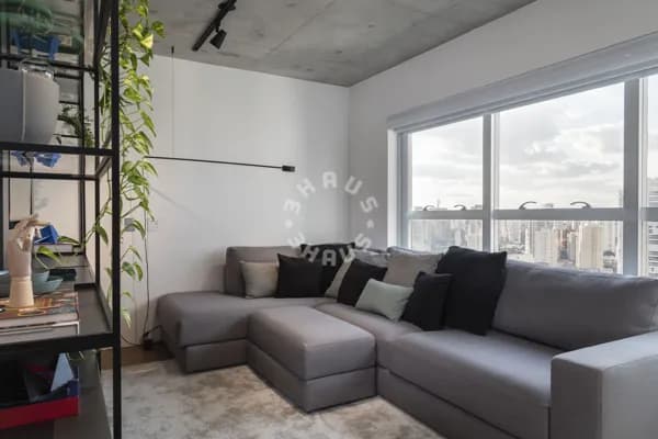 Apartamento mobiliado na Vila Olímpia de 74 m², com 2 dormitórios (sendo 1 suíte), varanda envidraçada. 2 vagas + depósito!