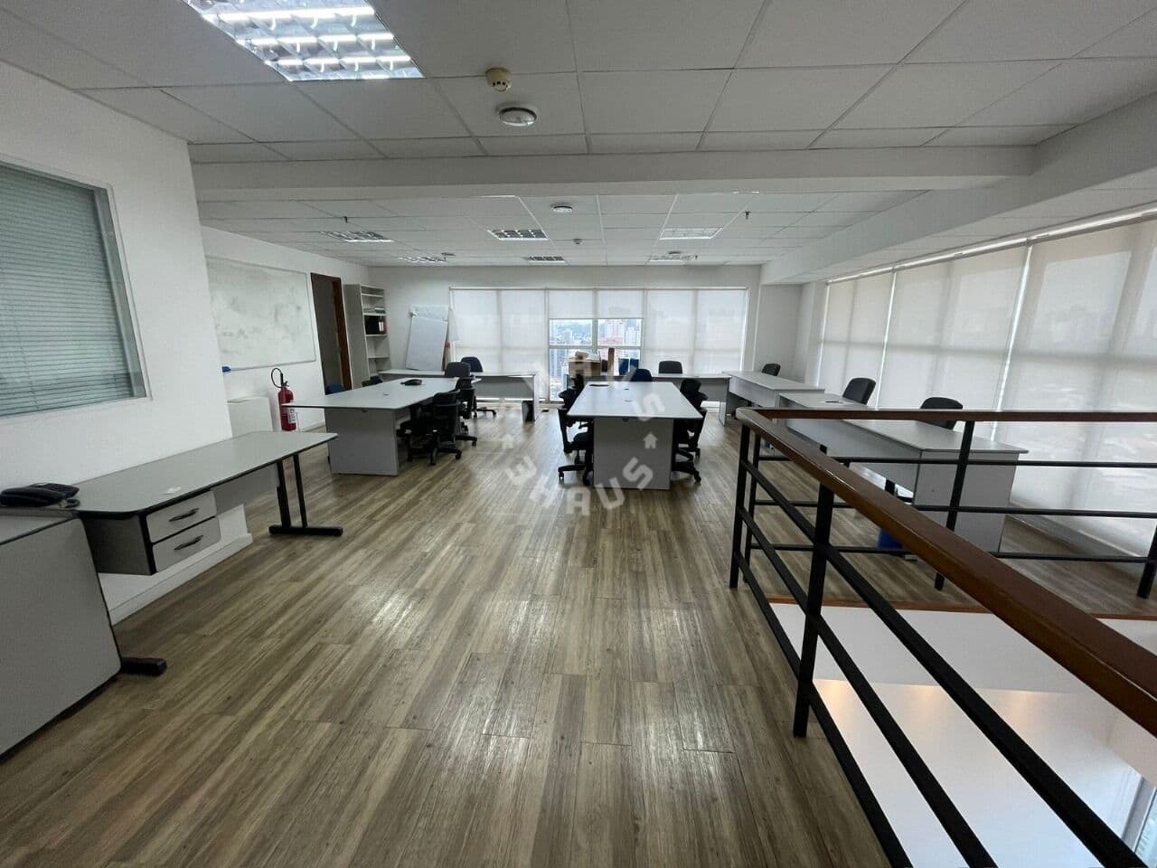 Sala comercial duplex mobiliada com 160m², 3 banheiros, salas amplas, sacada e 2 vagas de garagem!