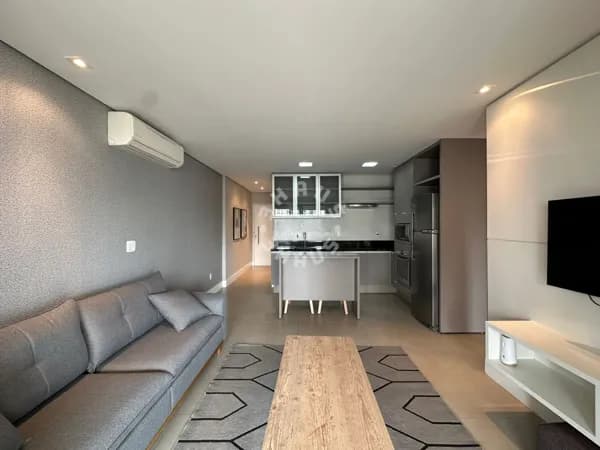 Apartamento mobiliado de 68m², com 1 suíte, varanda envidraçada. 1 vaga + depósito!