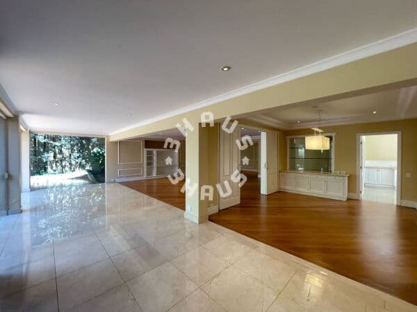 Casa em condomínio de 469m², com 3 suítes, 6 vagas de garagem, lago, lareira, hidro + espaço gourmet no Alto da Boa Vista!