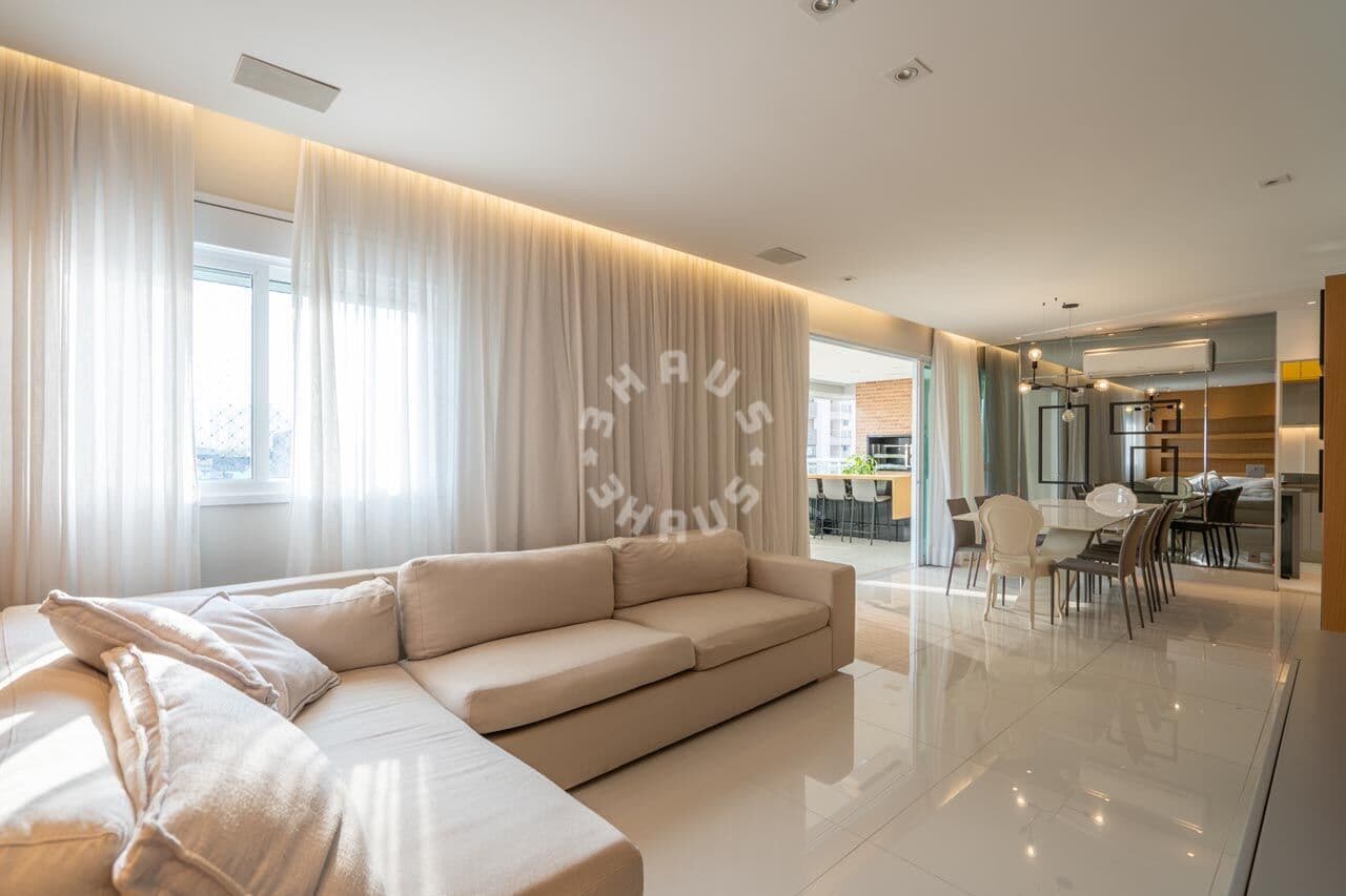 Apartamento mobiliado no Tatuapé, com 2 suítes, varanda gourmet. 4 vagas de garagem!