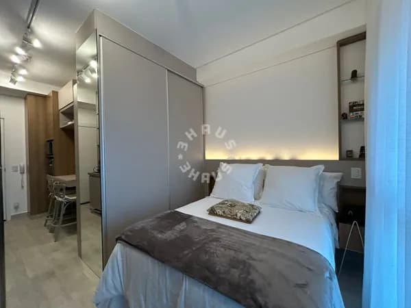 Studio mobiliado de 25m² no Brooklin, com 1 dormitório e varanda.