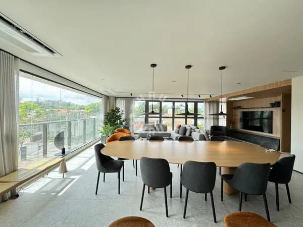 Apartamento de 210m² no Jardim Paulista, com 03 suítes, varanda. 03 vagas de garagem.