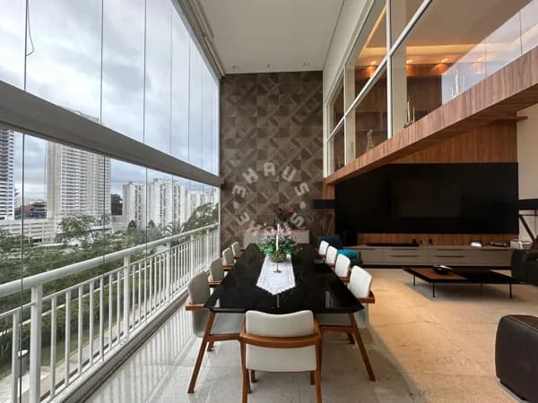 Apartamento Alto Padrão de 240m² com 03 dorms sendo 3 suítes (uma master com terraço privativo), varanda fechada com vidros, pé direito duplo. 04 vagas de garagem!