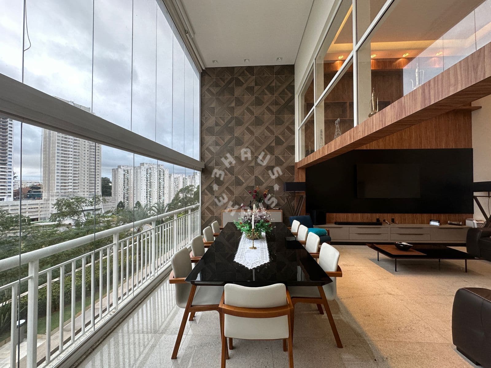 Apartamento Alto Padrão de 240m² com 03 dorms sendo 3 suítes (uma master com terraço privativo), varanda fechada com vidros, pé direito duplo. 04 vagas de garagem!