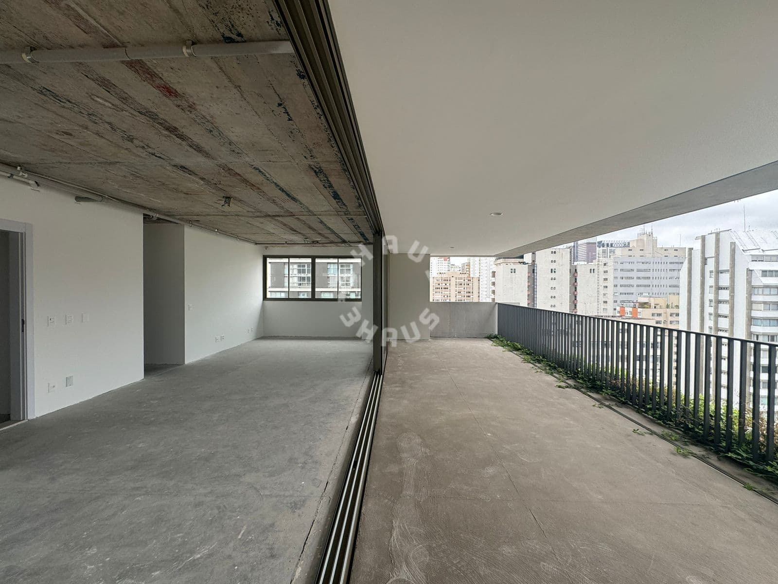 Apartamento no Jardim Paulista, de 240 m², 03 suítes (sendo a master com varanda), living, cozinha, área de serviço. 03 vagas de garagem!