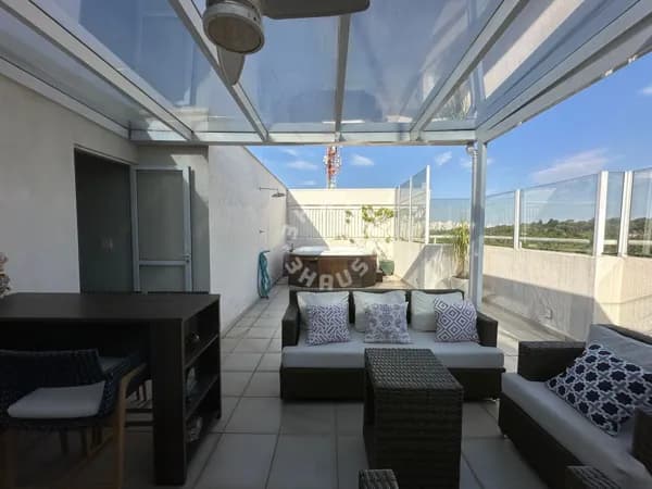 Linda Cobertura duplex nova e reformada com 114 m² com 02 dormitórios sendo 01 suíte, 02 banheiros sociais, 02 vagas de garagem + 01 depósito privativo.