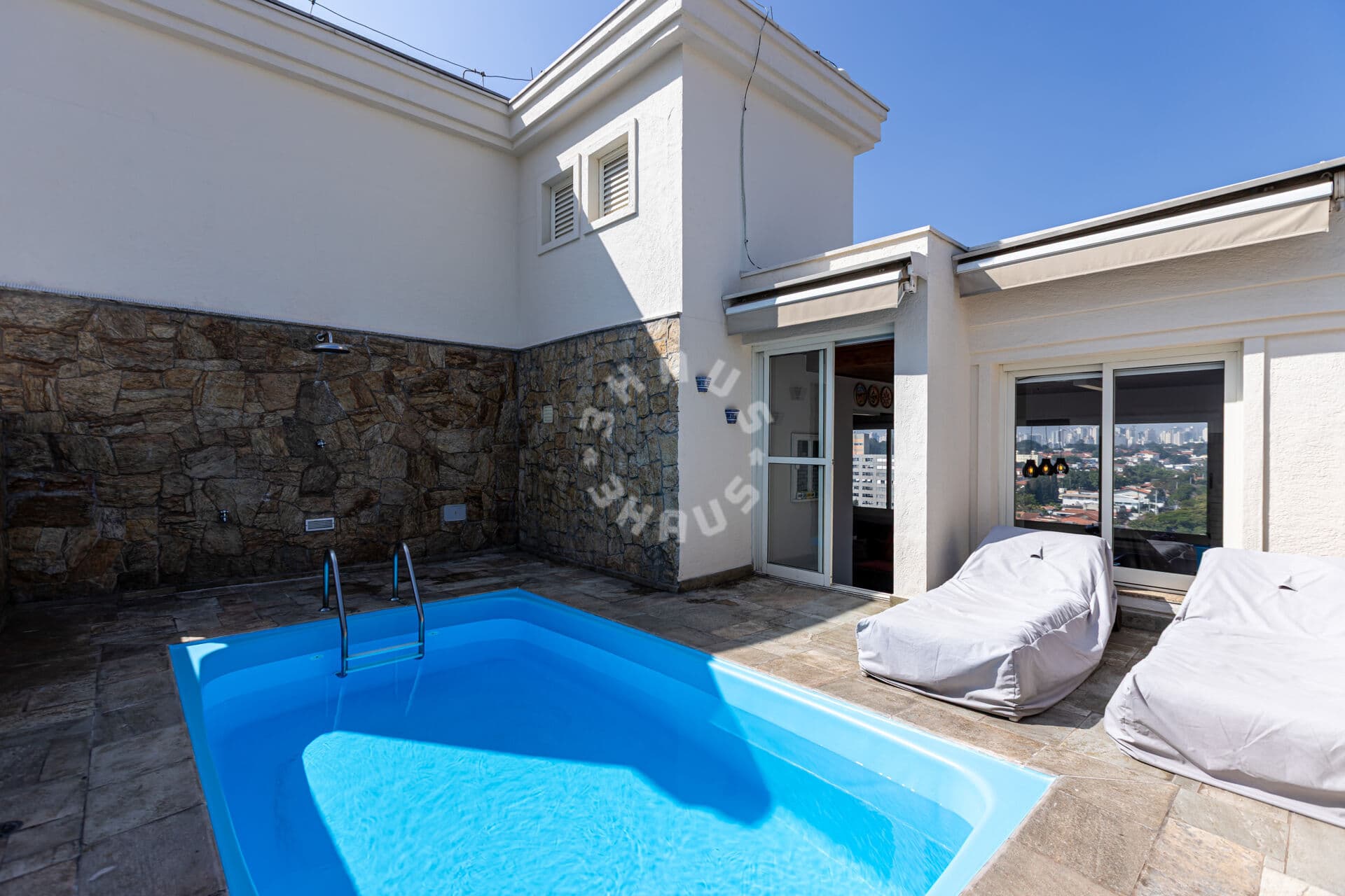 Apartamento em Moema, com 256m², 2 suítes, piscina, churrasqueira, varanda. 3 vagas + depósito!