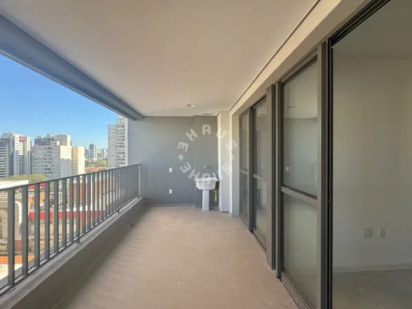 Apartamento de 68m² no Brooklin, 02 dormitórios (sendo 01 suíte), varanda, área de serviço. 01 vaga de garagem.