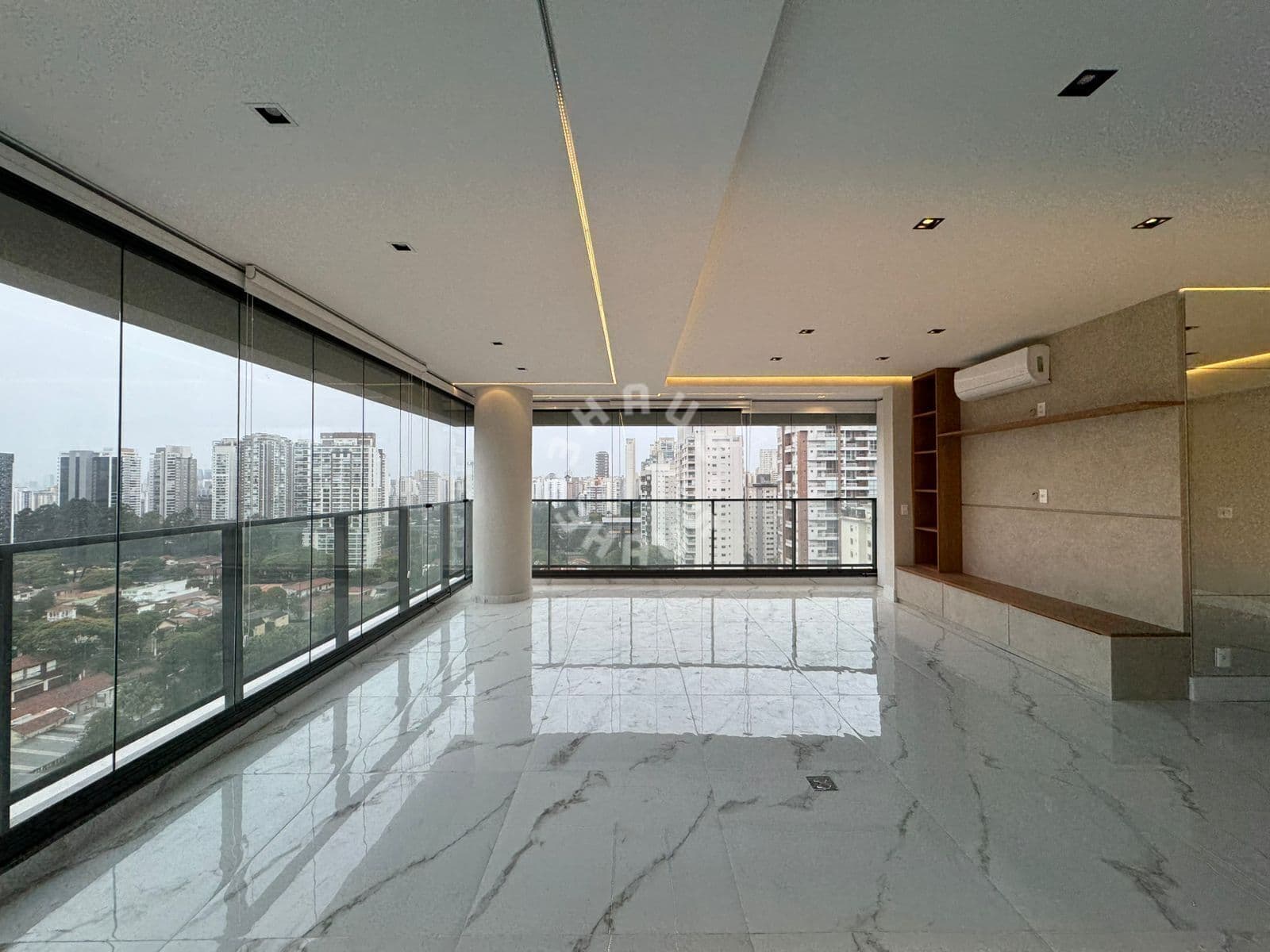 Apartamento para locação no Brooklin, com 167m², 3 suítes, varanda gourmet. 2 vagas de garagem!
