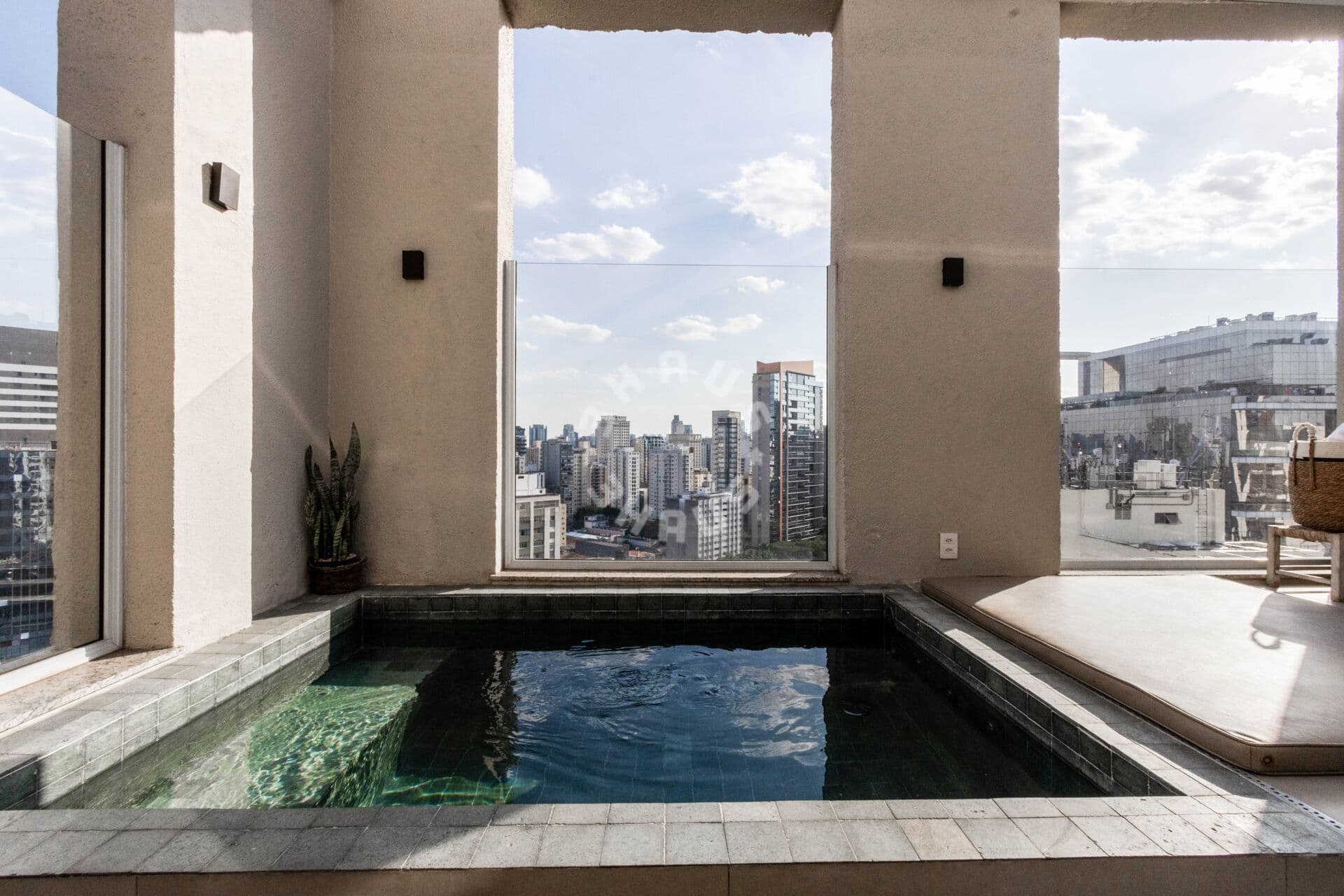Cobertura Penthouse à venda na Vila Olímpia, com 148m², 2 suítes, piscina, sauna, espaço gourmet. 3 vagas de garagem!
