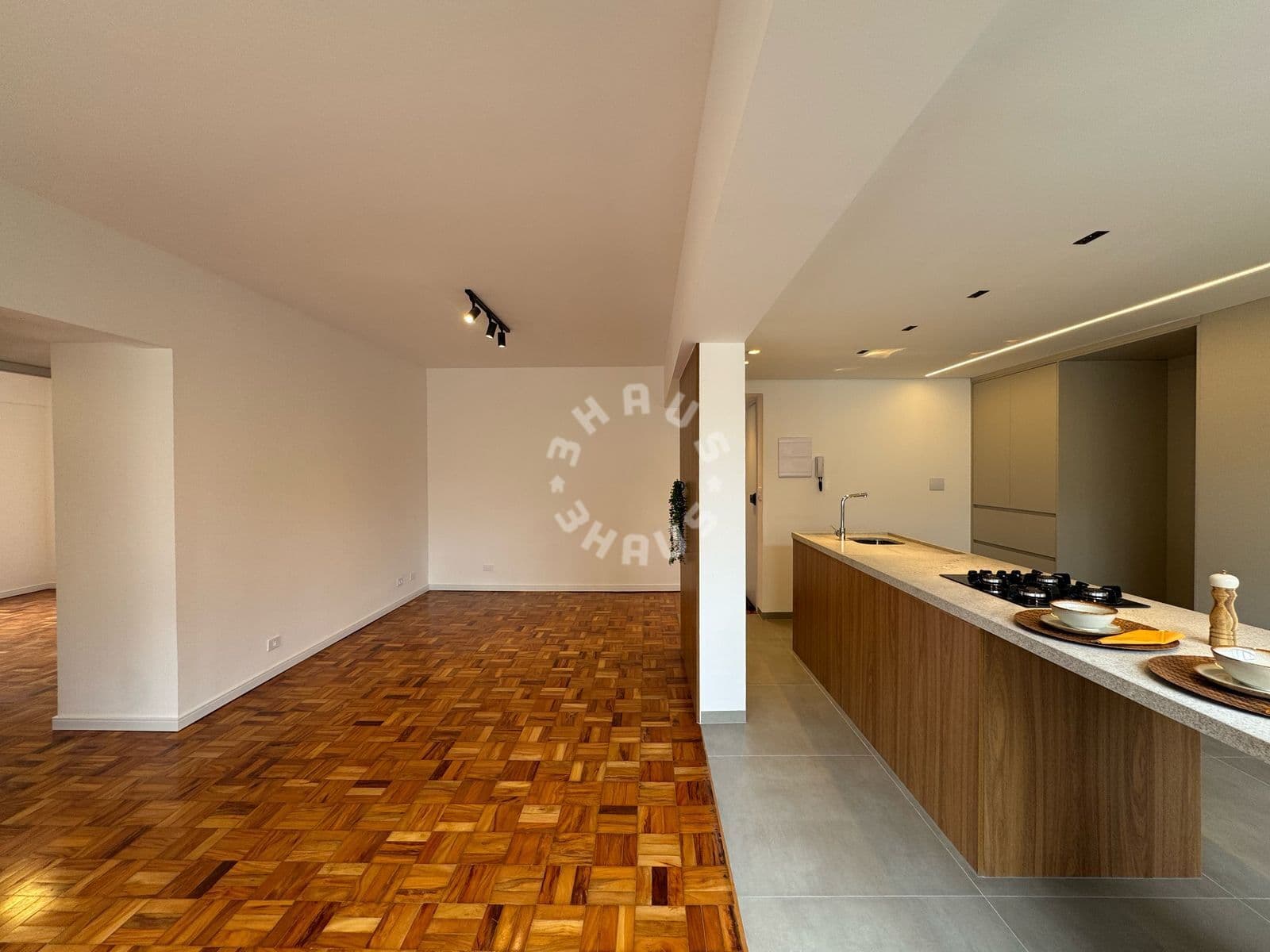 Apartamento reformado em Moema, de 80m², com 2 dormitórios (sendo 1 suíte), amplo living. 1 vaga de garagem!