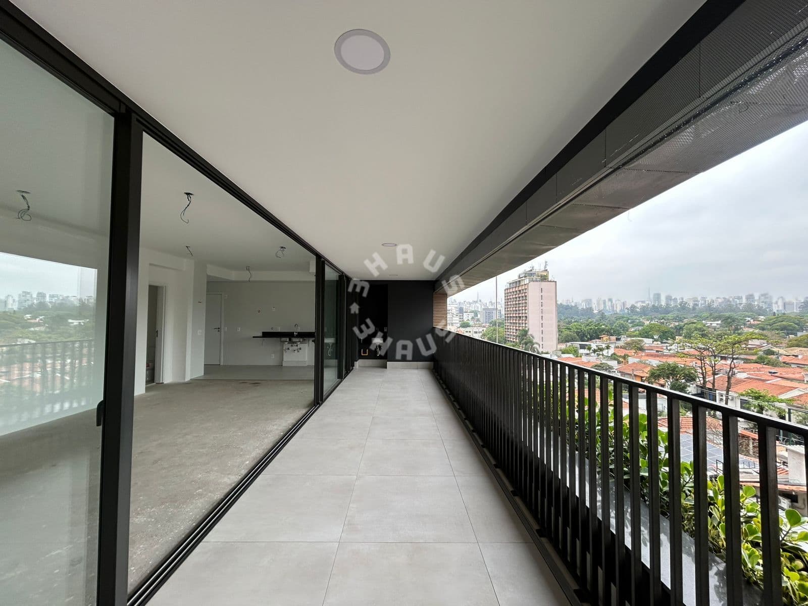 Apartamento de 175m² na Vila Nova Conceição, com 3 suítes, varanda. 3 vagas de garagem!