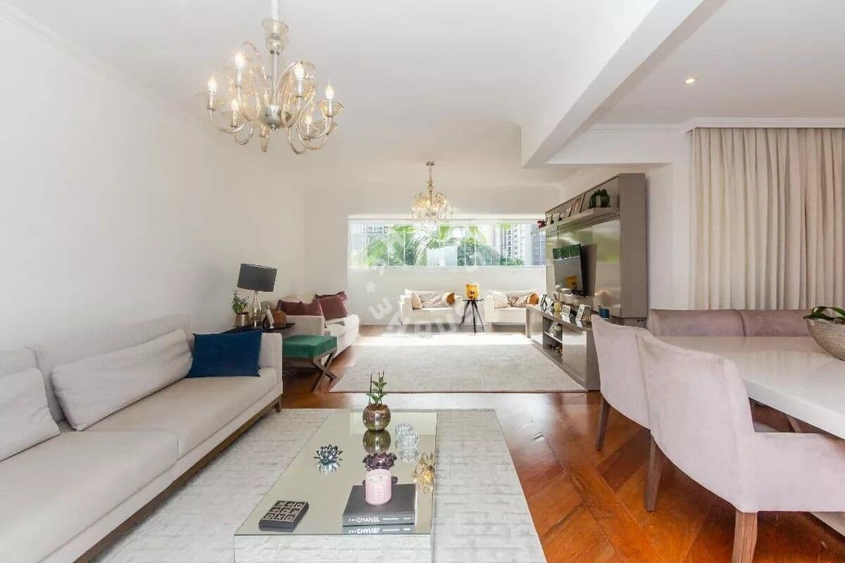 Apartamento de 144m² em Moema, com 3 suítes, varanda. 2 vagas de garagem!
