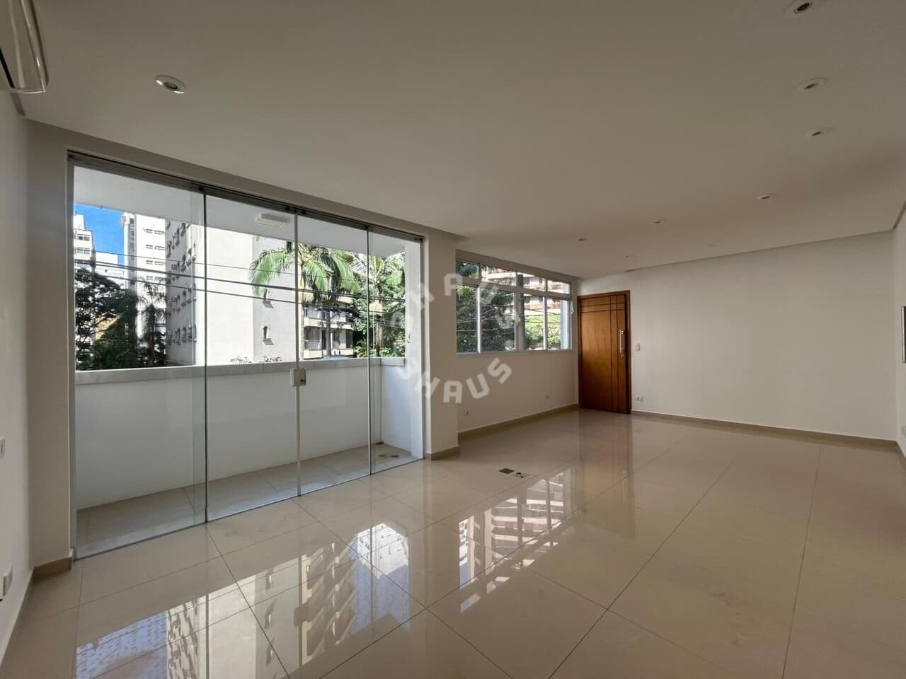 Apartamento de 107m² no Jardins, com 2 dormitórios, varanda. 1 vaga de garagem!