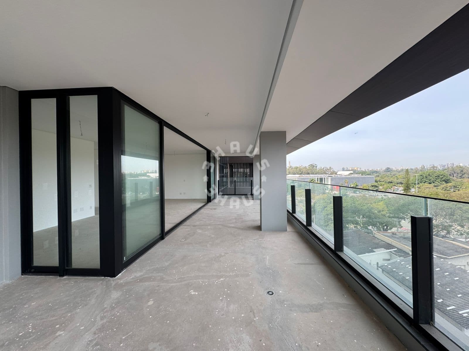 Apartamento alto padrão no Ibirapuera com 231m², 3 suítes, varanda. 4 vagas de garagem!