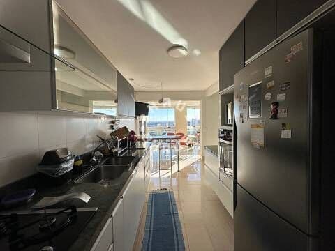 Apartamento de 177m², 2 suítes, varanda gourmet, andar alto e 4 vagas de garagem.