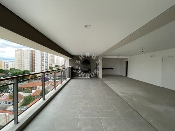Apartamento de 167m² com 4 dormitórios sendo 3 suítes, living 2 ambientes. 3 vagas de garagem!