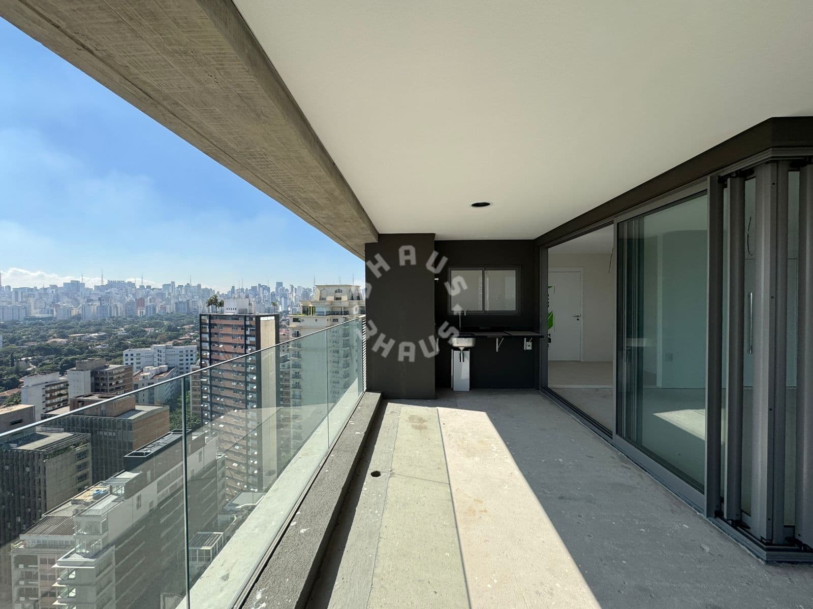 Apartamento no Itaim de 142m², 3 suítes, varanda. 2 vagas + depósito!