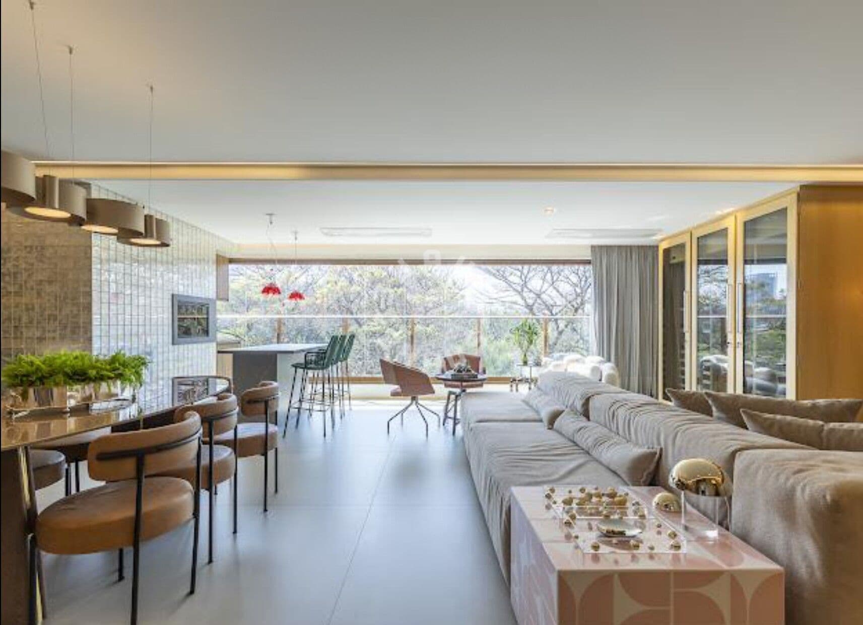 Apartamento mobiliado no Campo Belo, com 142m², 2 suítes, varanda gourmet, adega. 2 vagas + depósito!