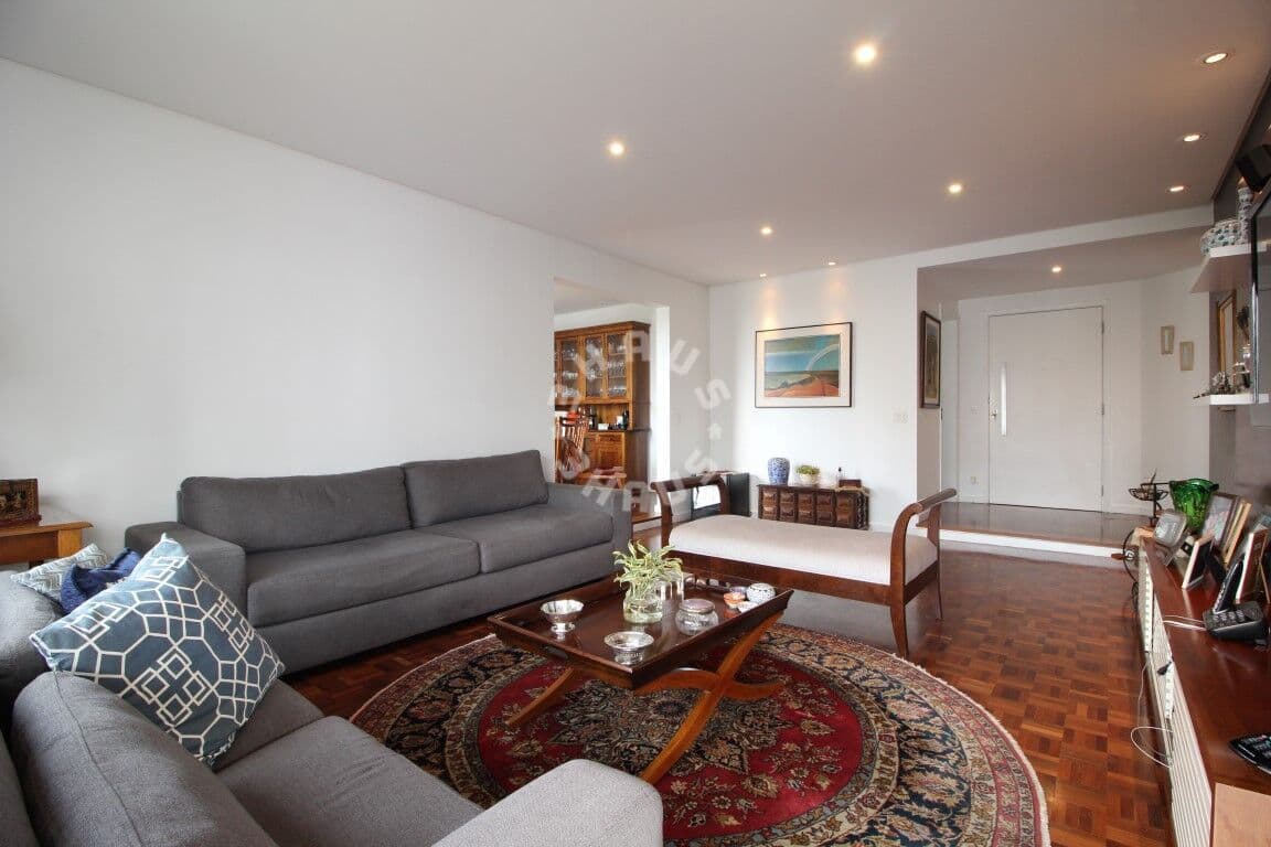 Apartamento em Moema de 177m², com 3 suítes, varanda. 3 vagas de garagem!