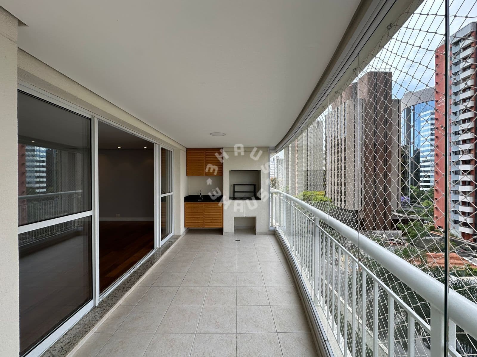Apartamento no Brooklin, com 145m², 3 suítes, varanda gourmet. 2 vagas de garagem.