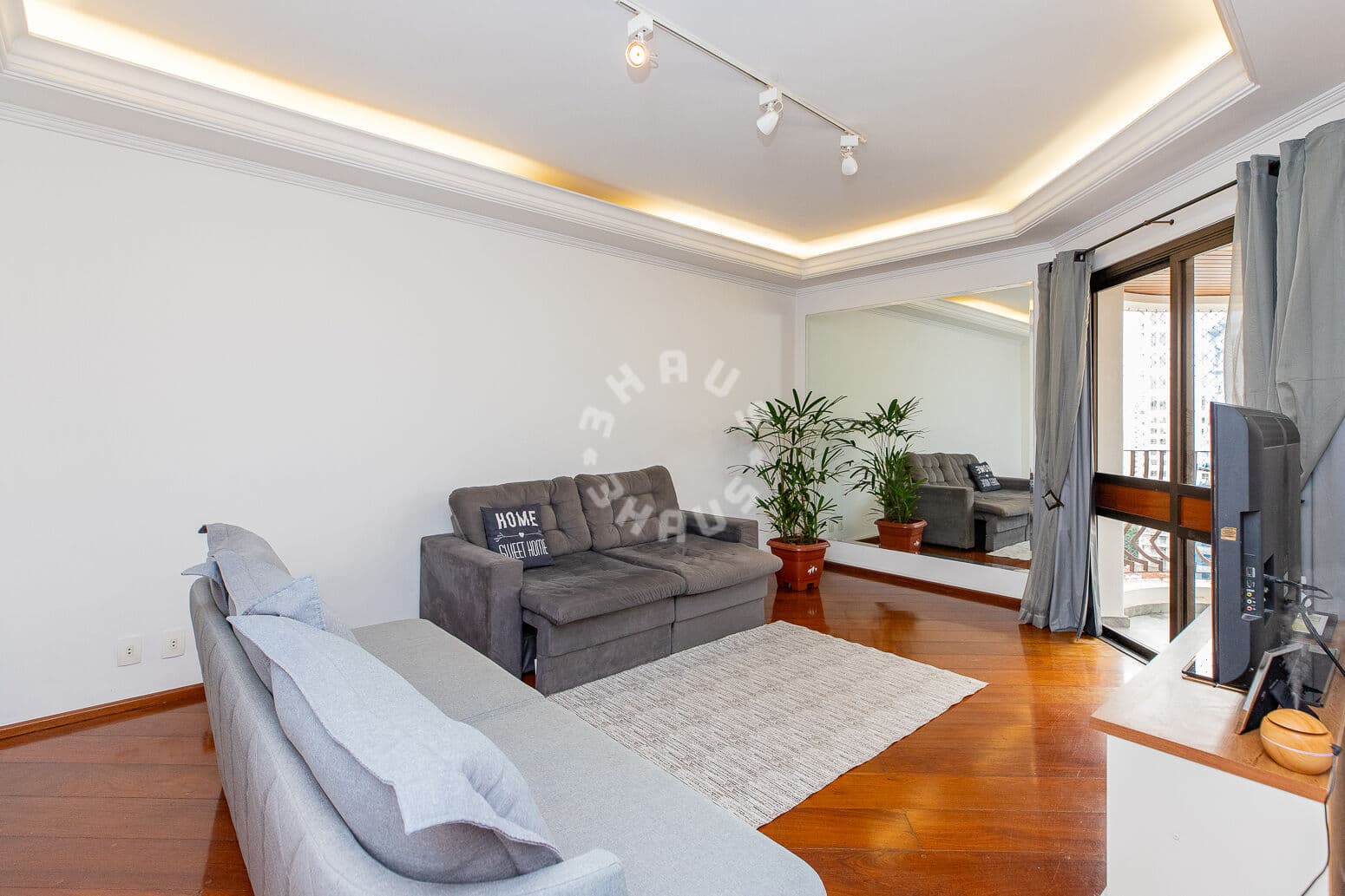 Apartamento à venda em Moema de 150m², 3 dormitórios (sendo 2 suítes), varanda. 2 vagas de garagem.