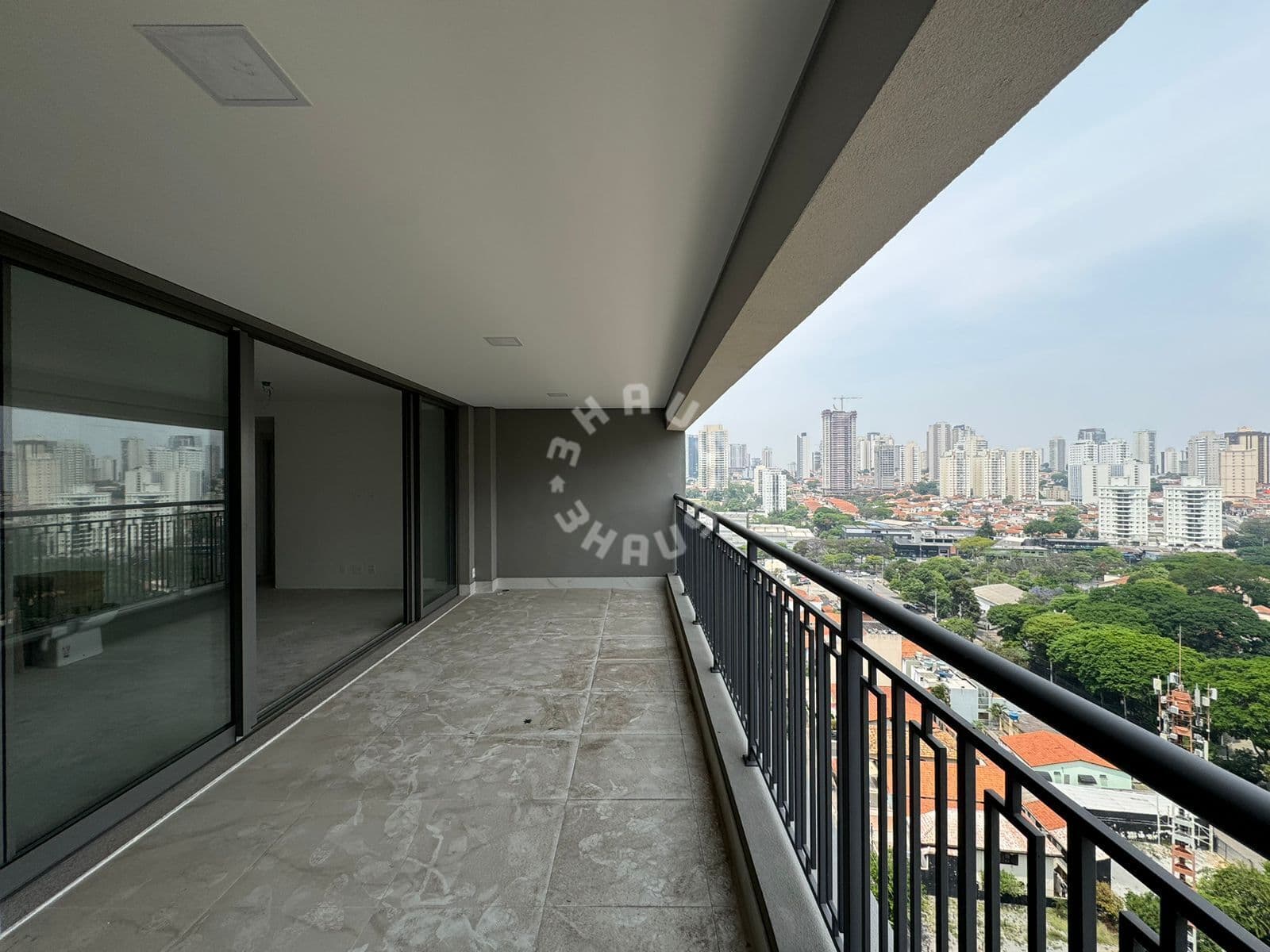 Apartamento na Chácara Klabin de 123m², com 03 suítes, varanda. 02 vagas de garagem!