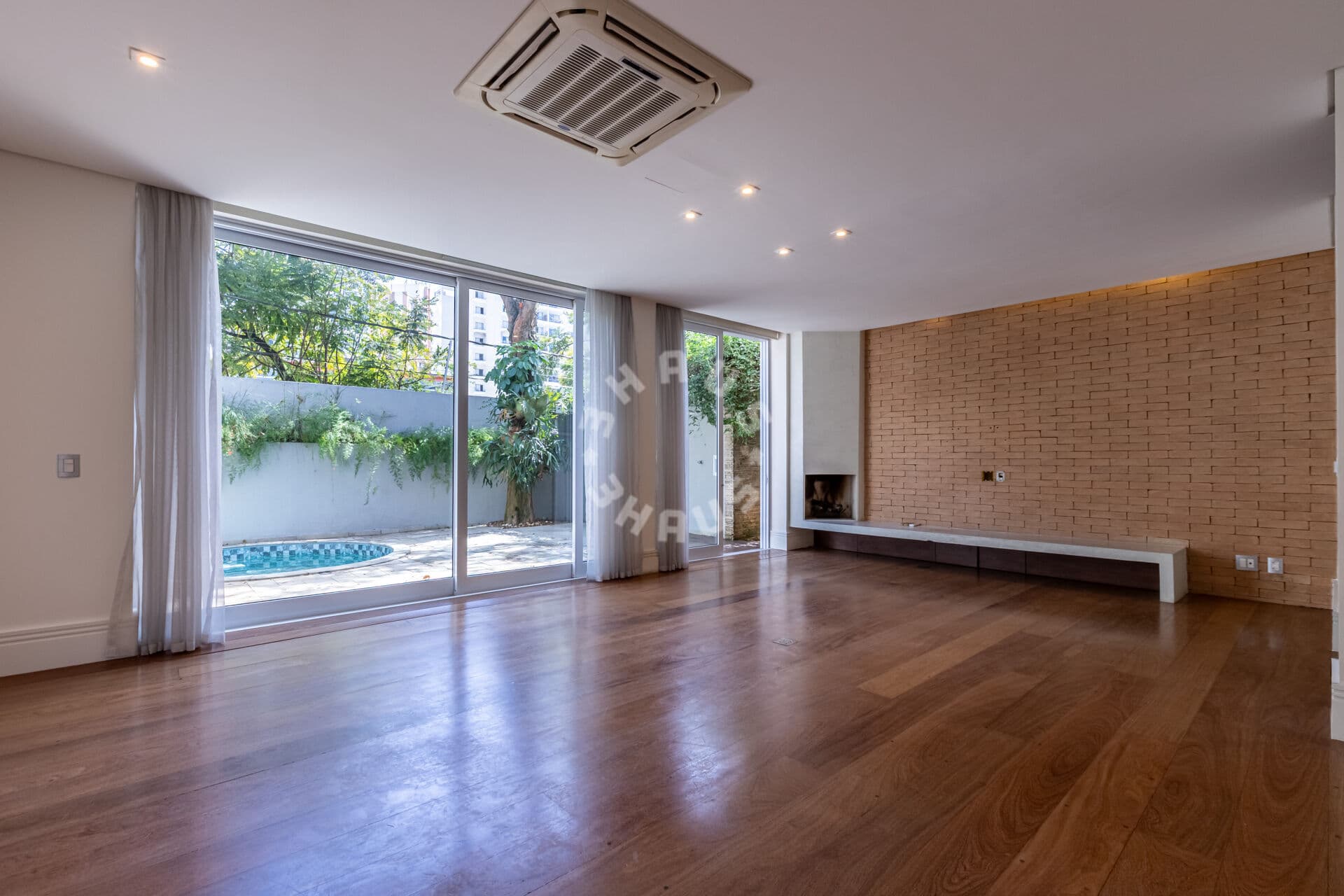 Casa em condomínio fechado no Campo Belo, com 224m², 3 suítes, living amplo, área gourmet. 5 vagas!