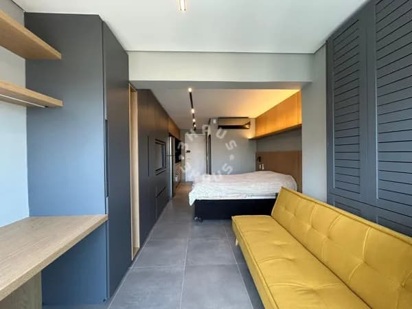 Studio mobiliado para locação de 43m² no Brooklin, com 1 suíte e varanda envidraçada.