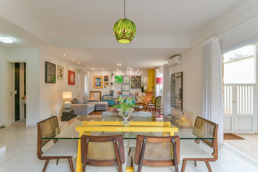 Excelente Casa em Condomínio no Campo Belo de 273m², com 4 suítes, varanda, área gourmet. 3 vagas de garagem + depósito
