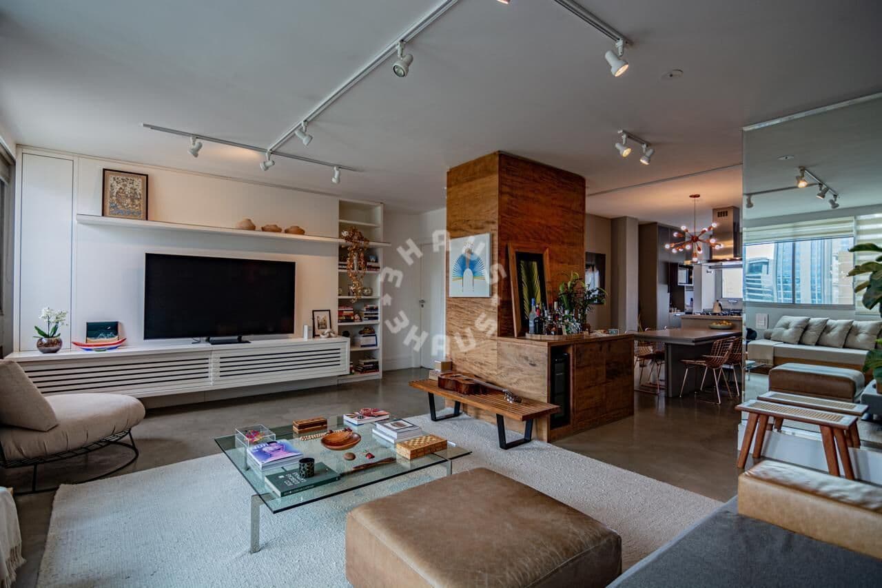 Apartamento mobiliado para locação no Itaim Bibi de 131m², com 2 suítes, living amplo. 1 vaga de garagem!