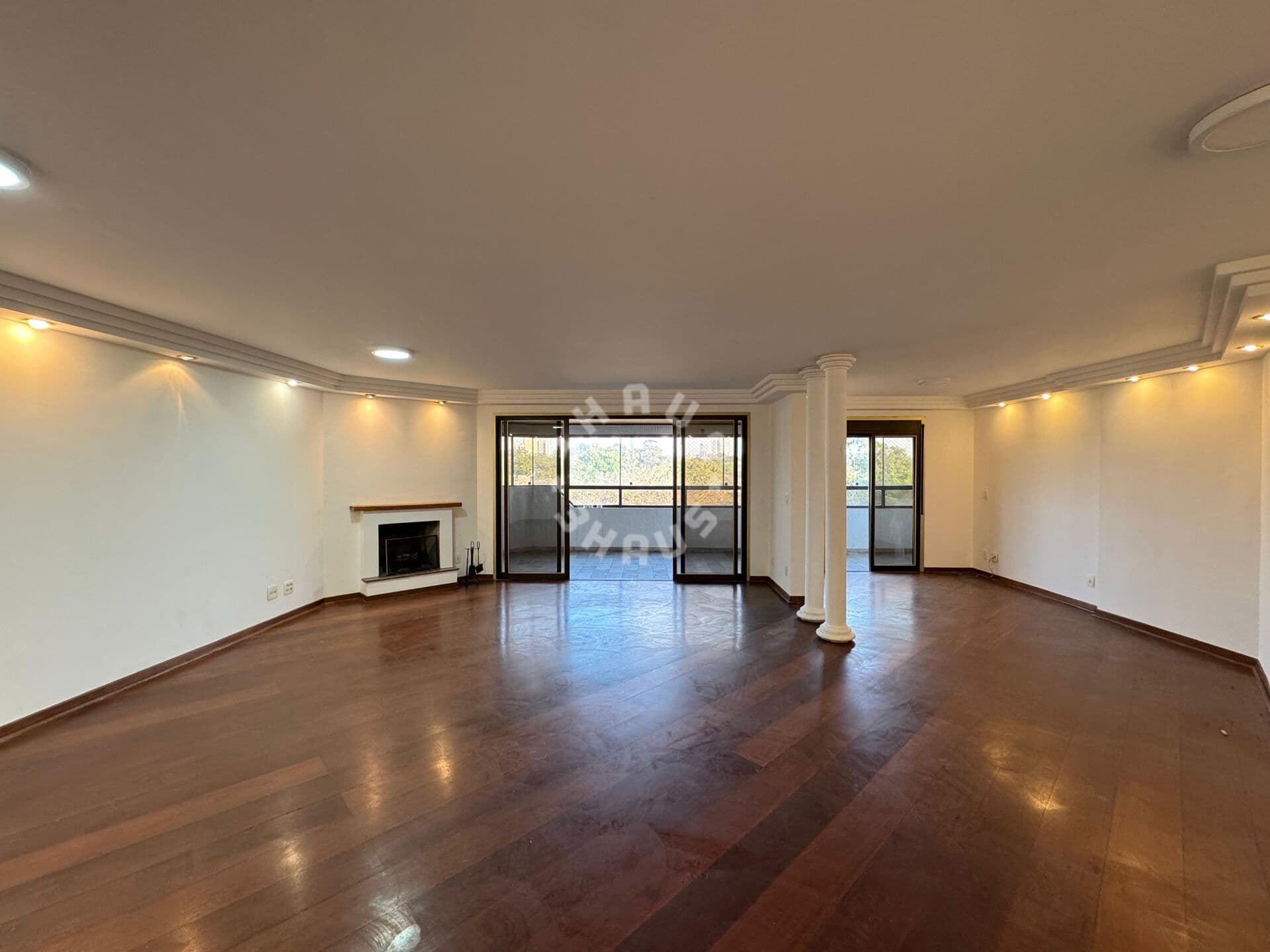Apartamento na Granja Julieta, com 191 m², 3 suítes, varanda, living amplo. 3 vagas de garagem!
