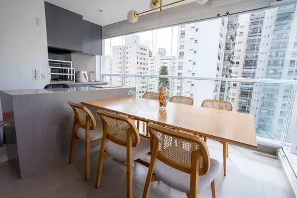 Apartamento de 76m² em Moema, mobiliado, com 02 suítes, varanda gourmet. 02 vagas de garagem.
