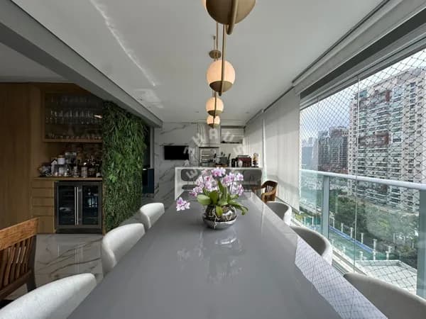 Apartamento no Brooklin, com 132m², 3 suítes, varanda gourmet. 2 vagas de garagem.