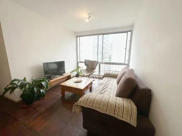 Apartamento mobiliado de 100m² no Itaim Bibi, com 3 dormitórios (sendo 1 suíte), living amplo. 1 vaga!