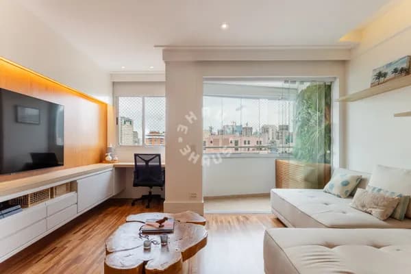 Apartamento mobiliado de 70m² no Itaim Bibi, com 2 dormitórios (sendo 1 suíte), varanda. 2 vagas de garagem!