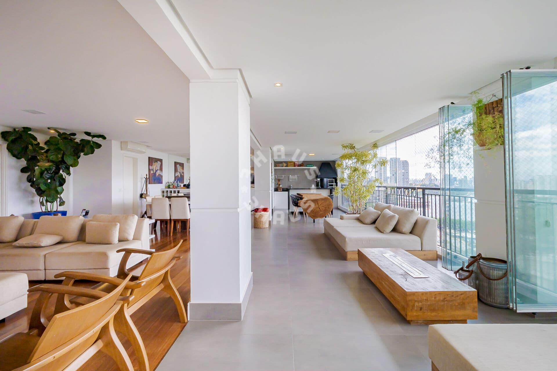 Apartamento de 247m² no Panamby, mobiliado, com 4 suítes, varanda gourmet. 4 vagas de garagem + depósito!