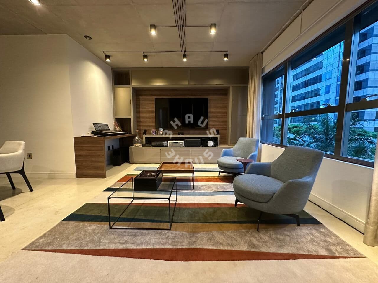 Apartamento comercial mobiliado de 70m², com 1 suíte, e 1 vaga de garagem na Berrini.
