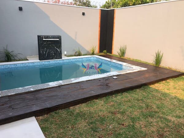 Casa Padrão com 3 quartos com piscina