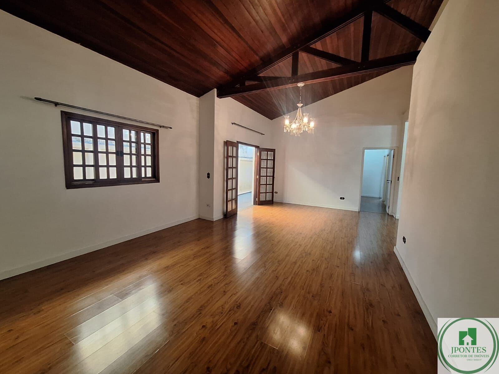 Casa térrea com 3 dormitórios sendo 1 suite-Bragança Paulista