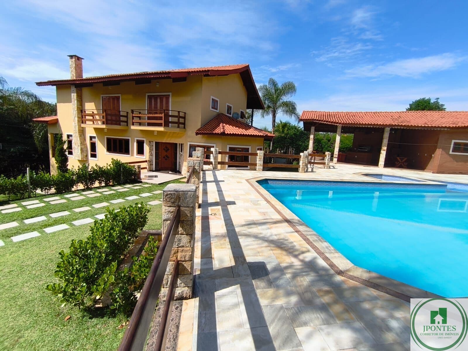 CASA EM CONDOMÍNIO - "VIVER COM LUXO: 600m² DE ÁREA CONSTRUIDA , 4 SUÍTES + PISCINA COM SPA"