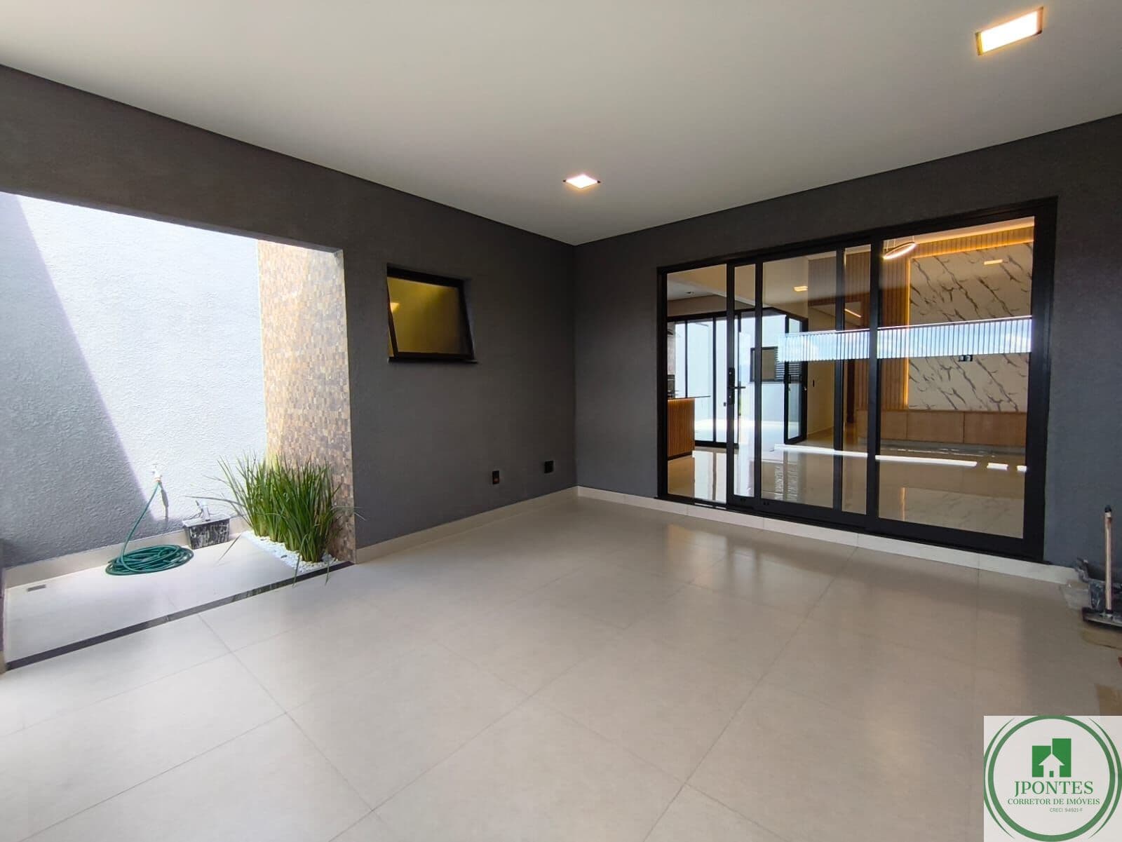 CASA TÉRREA COM 3 DORMITÓRIOS SENDO 2 SUÍTE COM UMA LINDA COZINHA COMPLETA