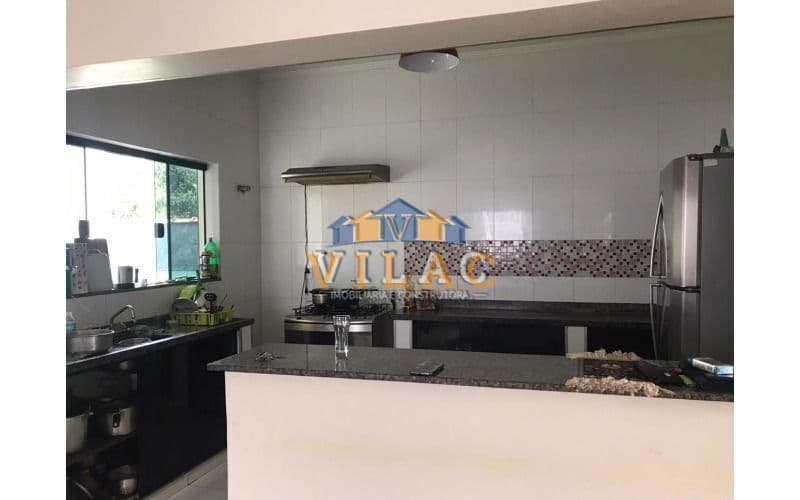 Casa com 3 pavimentos e ponto comercial