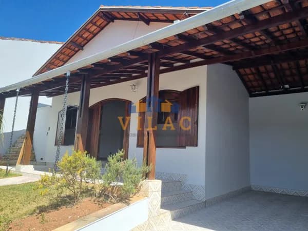Casa com quintal e edícula na Av. Fleming em Varginha