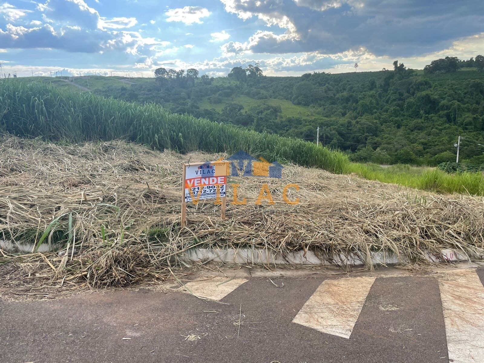 Lote de esquina na Avenida do Terra Nobre em Varginha