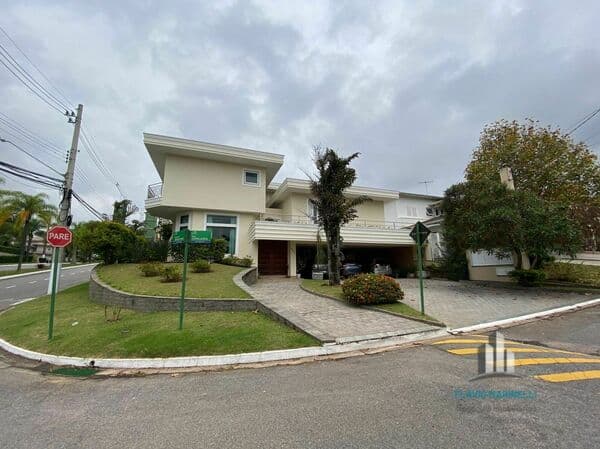 Melville Belíssima Casa de Esquina de 462m² com 4 Suítes e 6 Vagas de Garagem