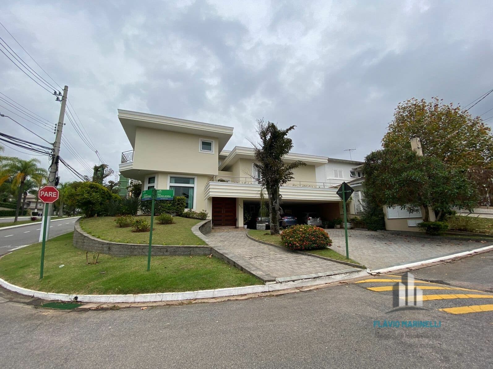Melville Belíssima Casa de Esquina de 462m² com 4 Suítes e 6 Vagas de Garagem