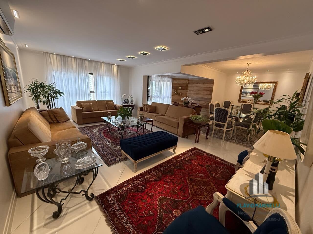 Apartamento MOBILIADO à Venda com 4 Suítes e 4 Vagas de Garagem